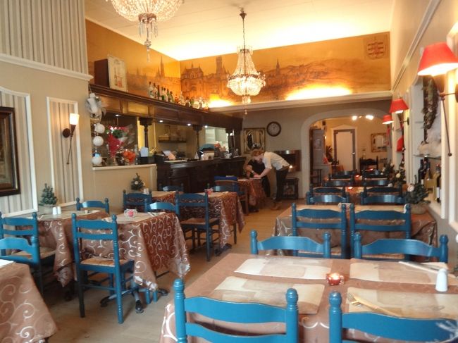 ベルギー料理レストラン【Old Bruges】<br /><br />まあまあお洒落な店内です。<br />奥にもまだ部屋があります。トイレを借りました。<br /><br />この後、地元のお客さんが数人食事をしに<br />やってきました。