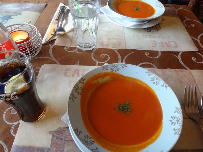 ベルギー・ブルージュ <br />ベルギー料理レストラン【Old Bruges】<br /><br />オールドブルージュのお料理の写真。<br /><br />先ず最初はトマトスープ（Tomato Soup）です。<br />少し酸っぱかったですが、まあまあ美味しかったです☆<br />パンが付いてきます。これはイマイチ。<br /><br />珍しくコーラ3ユーロ（約381円）を頼みました。