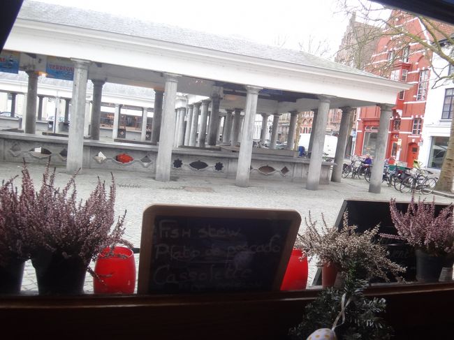 ベルギー・ブルージュ<br />ベルギー料理レストラン【Old Bruges】<br /><br />窓際のテーブルに通されました。<br />オールド・ブルージュからは、魚市場が見えます。