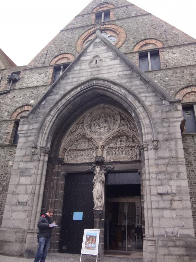 ベルギー・ブルージュ『メムリンク美術館』<br />（Memlingmuseum）<br /><br />『メムリンク美術館』には、ブルージュで活躍した<br />ドイツ人のハンス・メムリンクの主要作品や<br />当時の施療院の資料等が展示されています。<br /><br />ブルターニュ王の娘ウルスラが、ローマを巡礼し、<br />その帰りにフン族の首長からの求婚を断ったために、<br />お供をしていた11,000人の処女たちともに殺害されたと<br />される物語が描かれたベルギー7大秘宝の一つである<br />《聖女ウルスラの聖遺物箱》は、必見とされています。<br /><br />また、旧ヨハネ施療院の守護聖人が描かれた<br />《聖カトリーヌの神秘の結婚》の三連祭壇画等も<br />有名です。