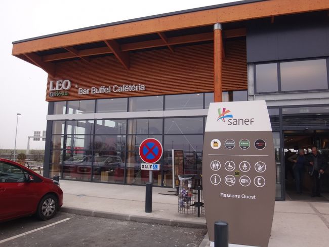 お店の方には「団体ツアーの集合時間だから」と<br />事情を話し、大慌てでお会計を済ませて<br />猛ダッシュしました。もっといろいろ、ゆっくり<br />見て歩きたかったです(p_-)<br /><br />世界遺産ブルージュ歴史地区を散策した後は、<br />A1高速道路をパリに向けて移動します。<br /><br />途中で「Aire de Ressons Ouest」でトイレ休憩<br />をするため、カフェテリアに立ち寄りました。