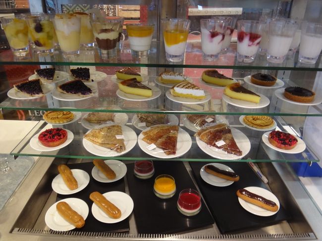 『Aire de Ressons Ouest』<br /><br />ショーケースには、色々なスイーツが<br />陳列されていました。<br />