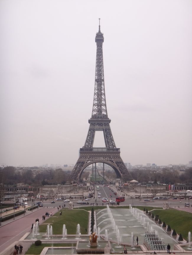 明日（5日目）からは、丸々2日間フリータイムが<br />あるので、自分たちで地下鉄を乗り継いで<br />ヴェルサイユ宮殿に行った後、<br />エッフェル塔等を観光し、<br />既に予約済のエッフェル塔第2展望台地上125m<br />にあるアラン・デュカス氏プロデュースの<br />ミシュラン１つ星フレンチレストラン<br />【Le Jules Verne】（ル・ジュール・ヴェルヌ）<br />でランチを食べる予定です♪