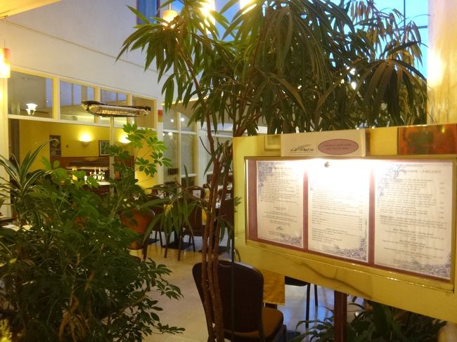 パリ『BEST WESTERN LE SAINT MAURICE』<br />（ベストウェスタン・ル・サン・モーリス）<br /><br />1階のロビー横の吹き抜けレストラン【Le Patio】です。