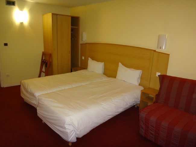 非常にシンプルです。<br /><br />クローゼットの中にセイフティボックスがあります。