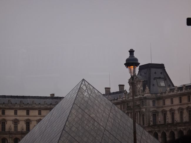 『ルーブル美術館』（車窓観光）<br /><br />ルーブル美術館は、パリに来る度に行っているので、<br />時間が余ったら行きたいと思います。<br />明後日（6日目）はオランジュリー美術館に<br />行く予定です。