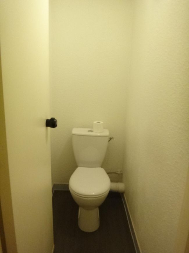 パリ『BEST WESTERN LE SAINT MAURICE』<br />（ベストウェスタン・ル・サン・モーリス）<br /><br />トイレです。<br />バスとトイレは別々に分かれていました。<br /><br />一通りお部屋の写真を撮ったので、<br />ベストウェスタン・ル・サン・モーリスのある<br />シャレントン イーコルズ駅？<br />シャラントン エコール駅付近を<br />散策しに出掛けます。<br /><br />駅までは歩いて約10分の距離。<br />迷うことはないと思います。<br />地元のレストランは夜遅くまで賑わっていて、<br />特に治安が悪いとは思いませんでした。<br /><br />詳しくは次の日に撮った写真をご覧ください。<br />ホテル近辺にある人気のあるレストランを<br />載せています。