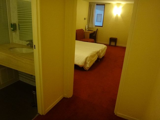 パリ『BEST WESTERN LE SAINT MAURICE』<br />（ベストウェスタン・ル・サン・モーリス）<br /><br />私たちがアサインされたお部屋の写真です。<br />入口入って左側にバスルーム。