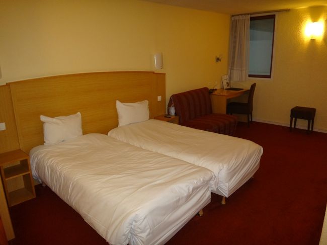 パリ『BEST WESTERN LE SAINT MAURICE』<br />（ベストウェスタン・ル・サン・モーリス）<br /><br />吹き抜けレストランを見下ろすことができる<br />広い部屋が割り当てられました(^・^)