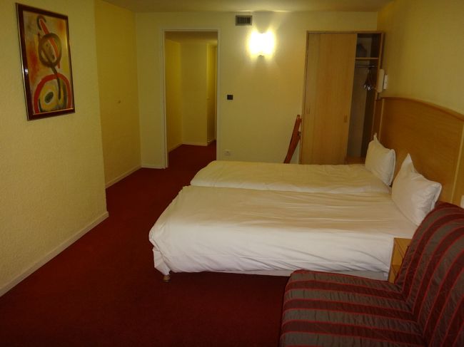 ホテルの部屋の全体的な感じを把握するために<br />いろいろな角度から写真を撮ります。