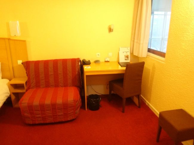 この窓から吹き抜けレストラン【ル・パティオ】を<br />見下ろすことができます。