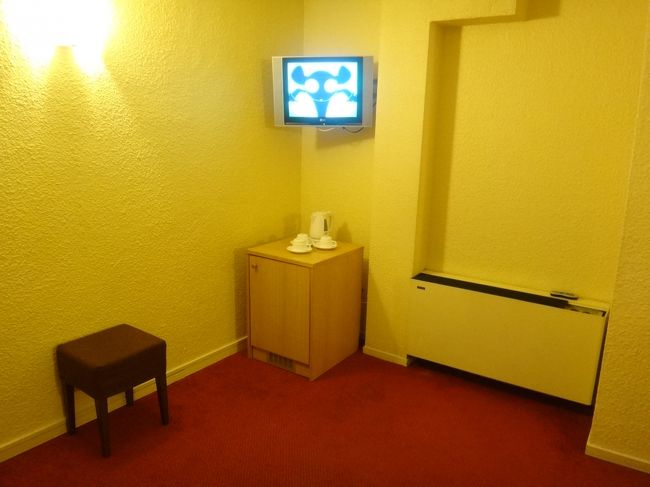 テレビは、壁掛けタイプのものでしたが、<br />画面が小さかったです。<br /><br />日本のチャンネルは24番で時間帯によって、<br />NHKとフジテレビに切り替わります。