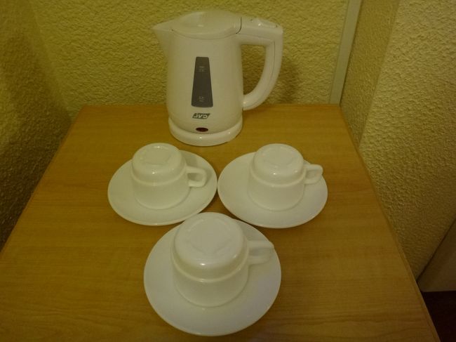 パリ『BEST WESTERN LE SAINT MAURICE』<br />（ベストウェスタン・ル・サン・モーリス）<br /><br />電気ケトル、カップセットが揃っています。<br />冷蔵庫はありません。