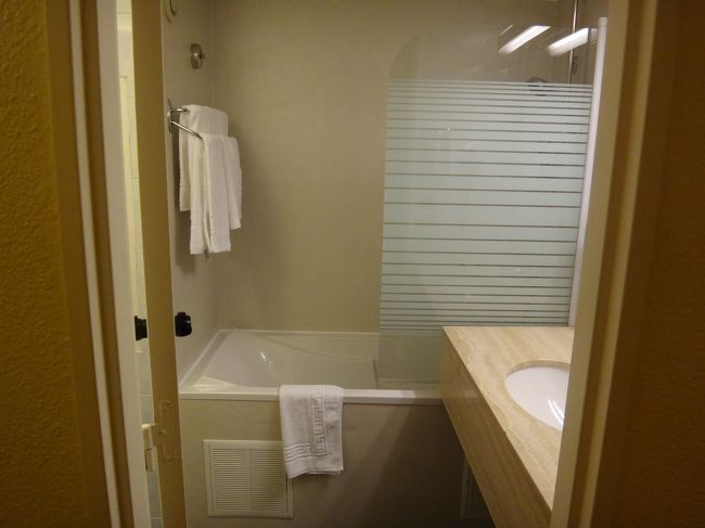 パリ『BEST WESTERN LE SAINT MAURICE』<br />（ベストウェスタン・ル・サン・モーリス）<br /><br />バスルームの写真。<br /><br />洗面台、バスタブ付きです。