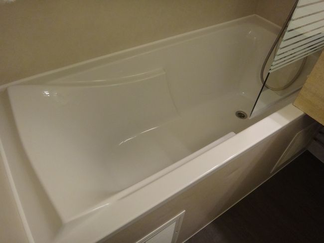 パリ『BEST WESTERN LE SAINT MAURICE』<br />（ベストウェスタン・ル・サン・モーリス）<br /><br />バスタブ付きであるのは嬉しいのですが、横の幅が<br />非常に狭かったのがマイナス点でした。