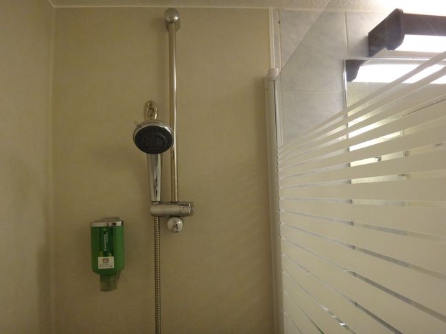 シャワー<br /><br />シャンプーは壁に備え付けられていました。