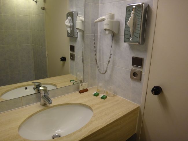 パリ『BEST WESTERN LE SAINT MAURICE』<br />（ベストウェスタン・ル・サン・モーリス）<br /><br />歯ブラシはありませんでした。<br />自宅から持参した歯ブラシを使用します。<br /><br />ティッシュボックス、ドライヤーはあります。<br />バスローブ等パジャマ、スリッパはありません。<br /><br />備え付けのシャンプーはありますが、<br />使いませんでした。