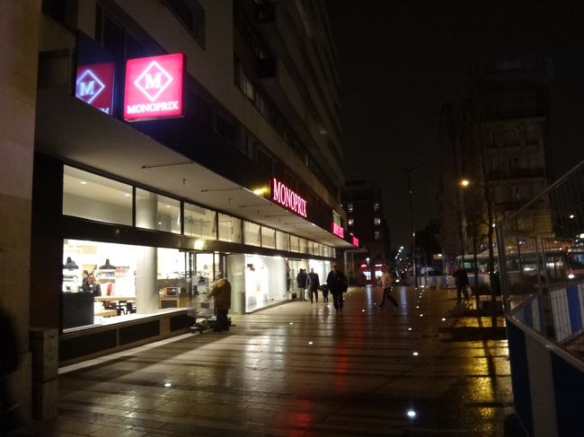 パリのスーパー【MONOPRIX】（モノプリ）<br /><br />小雨が降る中、最寄駅のメトロ8号線<br />「Charenton-Ecoles」駅前にあるモノプリに行き、<br />今夜の夕食やパリのお土産を買います。<br /><br />モノプリは、1932年創業でパリ市内で大規模な店舗を<br />最も多く展開しているフランス発の<br />スーパーマーケットです。<br /><br />また、モノプリは、まだ世間ではエコロジー問題の意識<br />があまり高くなかった頃からいち早く着目し、<br />1990年からエコロジー問題等に真剣に<br />取り組んでいることでも有名です。<br /><br />食料品だけでなく衣料品や生活雑貨、キッチン用品、<br />コスメ等を取り扱っている<br />総合スーパーマーケットであり、<br />普段の買い物をする地元の人でいつも賑わっています。<br /><br />http://www.monoprix.fr/
