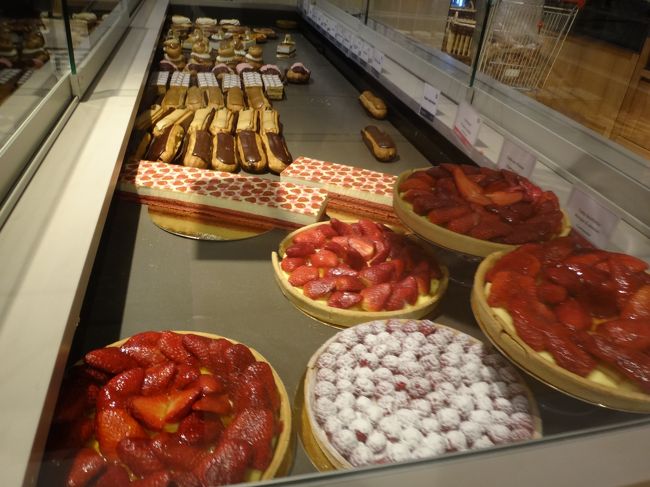 【MONOPRIX】（モノプリ）<br /><br />ストロベリーのタルト、エクレア（3種）、シュークリーム等<br />のスイーツも揃っています。