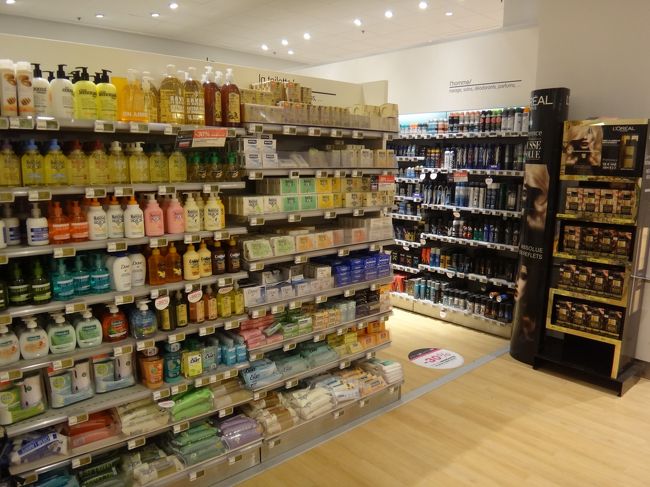パリのスーパー【MONOPRIX】（モノプリ）<br /><br />ボディソープ、シャンプー、リンス、石鹸等<br /><br />オーガニック製品も取り扱っています。<br /><br />去年、ドイツで買ってきた物もありました。<br />ドイツのオーガニックブランドはフランスの方が<br />やはり高いでしょうか。