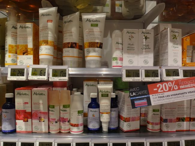 「Melvita」（メルヴィータ）<br /><br />「メルヴィータ」は、植物生まれのスキンケアや<br />ボディケア製品を通じて、植物と季節とのつながり<br />をつくるとして、1983年に誕生したフランス発祥の<br />オーガニック植物コスメティクスです。<br /><br />「Melvita」（メルヴィータ）は、ラテン語で<br />「花の蜜の力」という意味で、ほぼ全ての製品で<br />オーガニック認証を取得しています。<br /><br />日本でも馴染みのあるコスメですね。<br /><br />http://www.melvita.com/<br />http://jp.melvita.com/