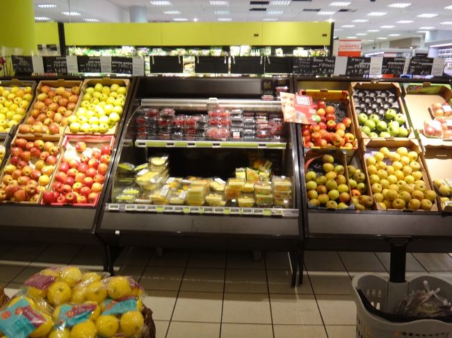 シャレントン イーコルズ？シャラントン エコールにある<br />パリのスーパー【MONOPRIX】（モノプリ）の写真。<br /><br />いろいろなフルーツが陳列されて、充実しています。