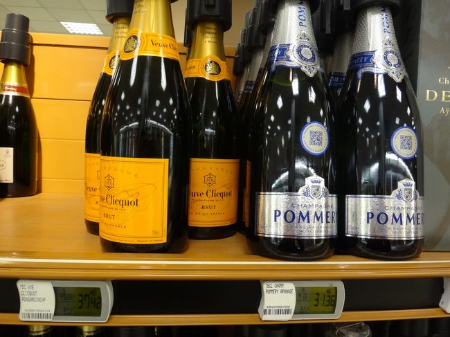 パリのスーパー【MONOPRIX】（モノプリ）<br /><br /><シャンパン><br />POMMERY　31.36ユーロ（約3,983円）<br /><br />Veuve Clicquot　37.42ユーロ（約4,752円）<br /><br />あれ？意外に高いと思いましたが、<br />750mlのフルボトル（大きいサイズ）なので<br />日本よりも安いですね。いや、フランスの方が高いか？