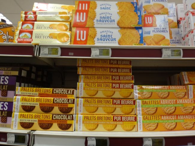 パリのスーパー【MONOPRIX】（モノプリ）<br /><br />ビスケット<br /><br />明治屋、成城石井、PLAZAなんかで見たことのある<br />お菓子を一通り購入します。