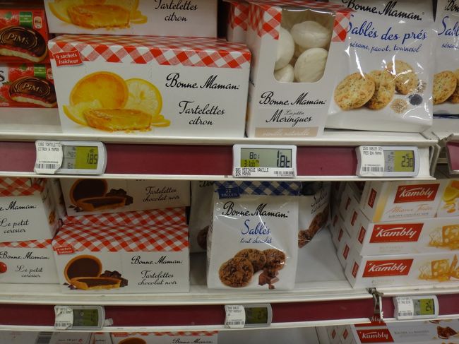 パリのスーパー【MONOPRIX】（モノプリ）<br /><br />シトロンを使ったお菓子など美味しそうなお菓子が<br />いっぱい陳列されています。