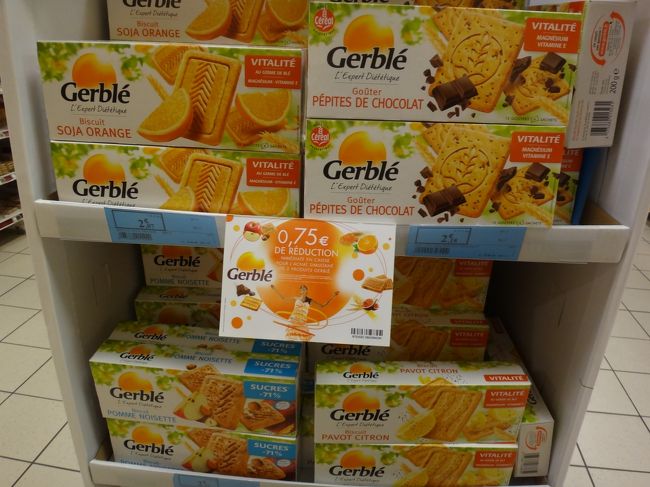 「Charenton-Ecoles」駅前にある<br />パリのスーパー【MONOPRIX】（モノプリ）<br /><br />オレンジ味のビスケット　2.07ユーロ（約263円）<br />チョコチップ入りビスケット　2.18ユーロ（約277円）<br /><br />初日にシャラントン エコール駅店で大量に<br />お土産を買って置いて正解でした。<br /><br />この日は21:25に買い物客全員追い出されました。<br />多分、閉店時間は21:30なのだと思います。<br />毎晩、夜遅くまでパリで遊んでいたので、<br />ホテルに帰る頃にはすでに閉まっていました。<br /><br />ちなみに日曜日は午前中のみの営業だそうです。