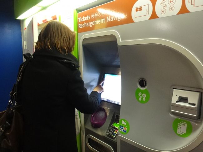 最寄駅のメトロ8号線「Charenton-Ecoles」駅の<br />券売機です。<br /><br />明日は朝早くからヴェルサイユ宮殿に向かうため、<br />前日のうちにメトロ8号線「Charenton-Ecoles」駅から<br />RER C5線「Versailles-Chateau-Rive-Gauche」駅まで<br />の切符〔3.35ユーロ（約425円）〕を購入しておくことに<br />しました。<br /><br />フランスでは、切符を当日に購入したものでなくとも<br />前日に購入したものでも有効なのですよ。<br /><br />この写真は買い方が分からずに困っていた時の物で<br />親切で綺麗なOLさんが買ってくれました☆☆☆<br />メルシー！