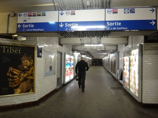 明日、ヴェルサイユ宮殿に向かうための地下鉄の<br />ホームの方角を前日のうちにチェックしておきます。