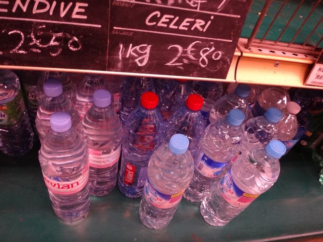 『ベストウェスタン・ル・サン・モーリス』のホテル<br />に戻る途中、ホテルの近くにあった小さなお店で<br />（道路を渡った場所）<br />ミネラルウォーターを購入しました。<br /><br />1リットル　2.80ユーロ（約356円）<br /><br />私たちは1.5リットル入りで0.5ユーロ（約64円）を<br />購入しました。安かったです。<br /><br />韓国人らしき方が店員さんでした。<br />フルーツなども売っています。