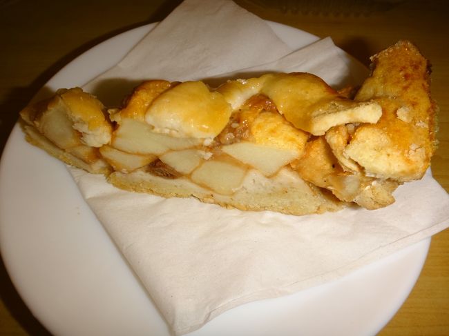 ベルギー料理レストラン【Old Bruges】<br /><br />12時45分に聖母教会の前に集合する時間が<br />近づいてきました。<br /><br />ラストのデザートは、アップルパイ（Apple Pie）<br />だったのですが、店内で食べると集合時間に<br />間に合いそうにないことから、テイクアウトして<br />もらことにし、夕食時にパリのホテルで食べる<br />ことにしました。<br /><br />この手作り感たっぷりのアップルパイですが、<br />意外と美味しかったです☆