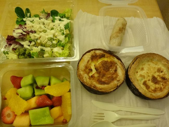 【MONOPRIX】（モノプリ）で購入した今夜の夕食です。<br /><br />サラダ、フルーツ、春巻きのような物、キッシュ2種類。