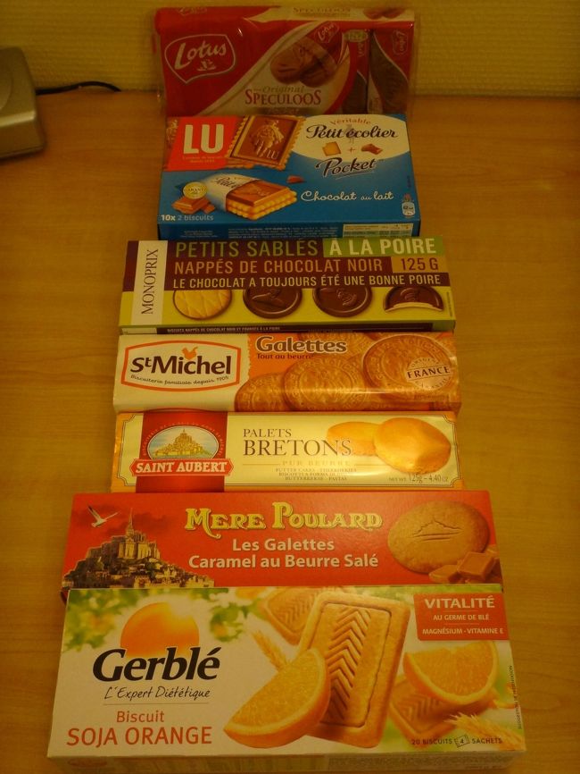 フランス・パリ【MONOPRIX】（モノプリ）で<br />購入したお土産の写真です。<br /><br />次の旅行記に続きます↓<br /><br />〈HIS オランダ・ベルギー・フランス８日間 ⑧<br />フランス　ヴェルサイユ宮殿への行き方、<br />庭園をトラムでまわる「グラントリアノン」＆<br />「プティトリアノン」、マリーアントワネットの世界、<br />フランスの【アンジェリーナカフェ】、<br />【ラデュレショップ】編〉<br /><br />http://4travel.jp/traveler/rabirabiori/album/10763001/