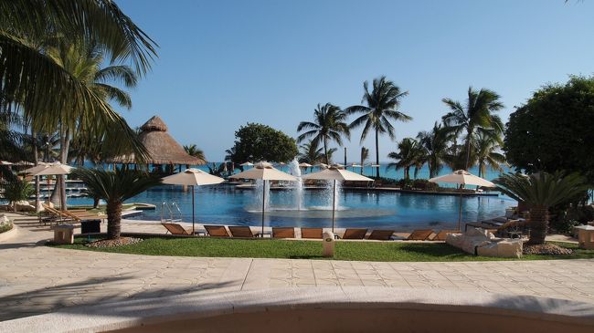 のんびり起床！<br />まずは朝食ビュッフェへ。<br />美味しい朝食を満喫後、<br />プールと海へ朝の散歩に行く。<br /><br />この頃はまだ、ダイビングが中止になるなんて<br />知る由もないのでした…。