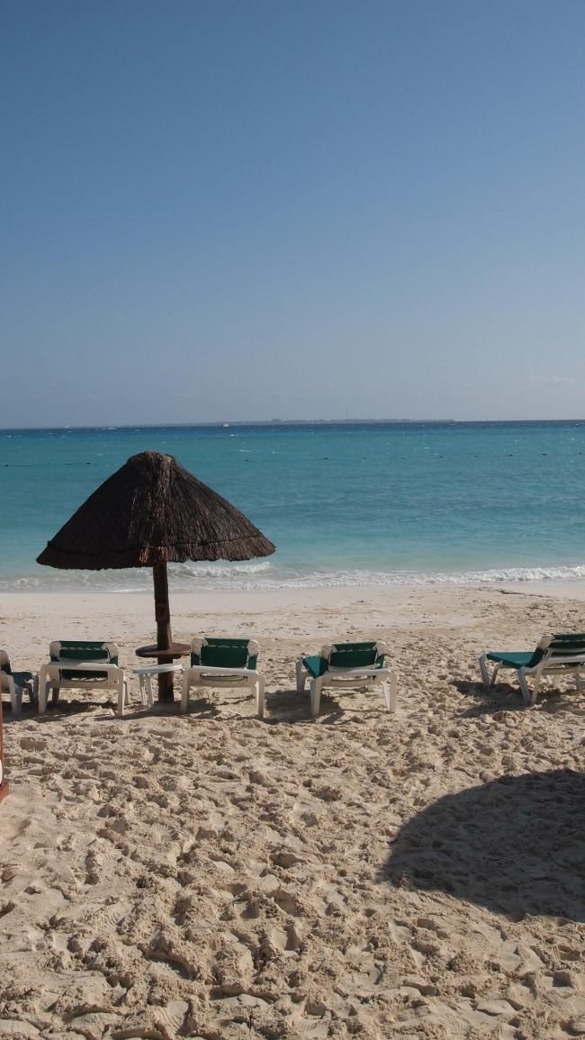 到着日も昨日も忙しくしていたので、<br />ビーチに来るのはこの日が初めて！<br /><br />カンクンの砂は綺麗だと聞いていたけど…