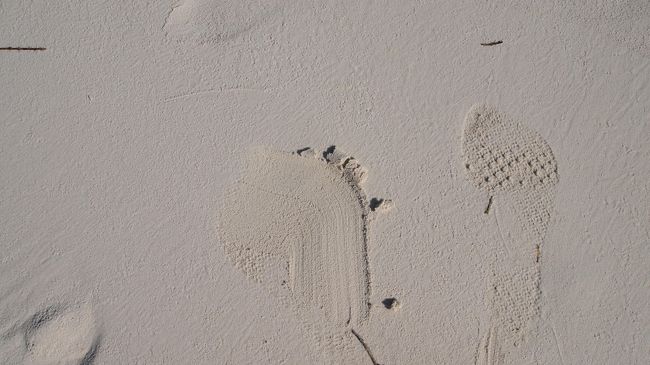 この通り！！！<br />本当に白くてさらっさら！！<br />サンゴが砕けたものらしいので、<br />こんなに白い砂らしい。<br /><br />そして白いので熱くない。