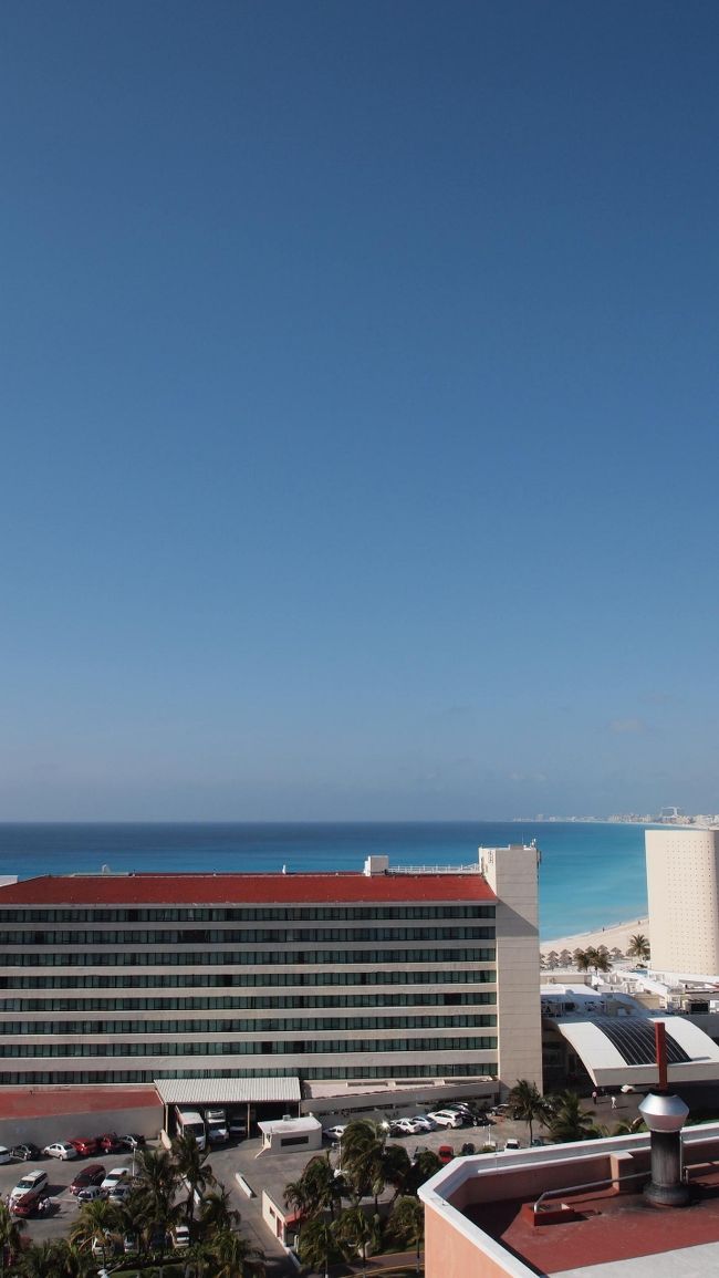 部屋に戻る廊下からの眺め。<br />空も青くて綺麗なのに、<br />部屋に戻った途端電話が鳴る。<br />嫌な予感がしつつも受話器を取ると…<br /><br />ダイビング中止のお知らせ。<br /><br />ギャー、どうしよう。<br />とりあえずホテルのプールでのんびりすることに。