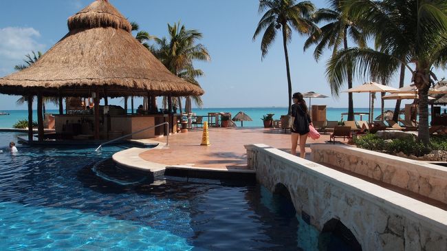 気を取り直して暑くなる前にプールに行くことに。<br /><br />ウロウロしているとスタッフさんがタオルをくれて、<br />椅子に寝そべるとメニューを持って来てくれる。