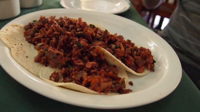 これが例のタコス！！！<br />超激ウマ！！！この旅ナンバーワンタコスに決定！！<br /><br />私達もこの店に来るまで知らなかったのですが、<br />食べ方があるらしい。<br />お通しのチップと一緒に出てくる2色のソース。<br />緑のサルサと赤のサルサね。<br />あれを両方タコスの具に掛けるらしい。<br />ちなみに緑の方はめっちゃ辛いので調整して。<br />で、一緒に出てくるライムを絞りまくる！<br />これが正しい食べ方らしい。<br /><br />恐る恐るサルサをたっぷり掛け、<br />ライムをたっぷり絞ると…<br />これが絶品！！！！<br />ビールとのマッチングも半端ない！！<br /><br />またこの店に行くためだけにカンクンに行きたい。