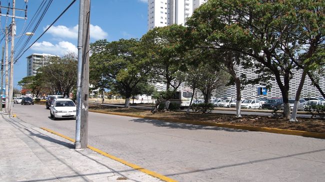 セントロは正直何もないところでした…。<br />というか何かあるところに辿り着く前に、<br />暑くて帰りたくなっちゃったというのが本音。<br /><br />スーパーでビールだけ買ってホテルに帰ることに。