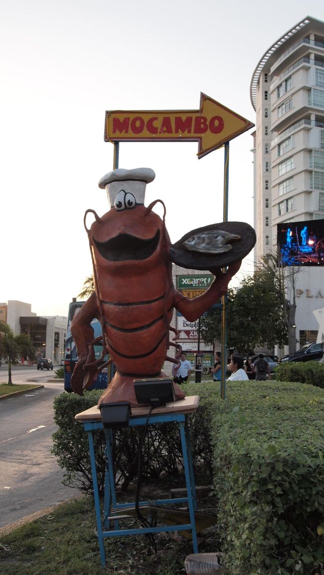 夕飯はホテルの隣にある、<br />超有名店モカンボ。<br />シーフード料理のお店。