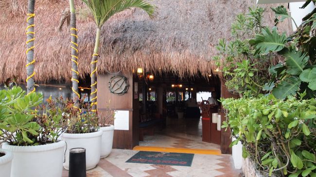 なかなか雰囲気あるじゃな〜い！<br /><br />ちなみに超高級店ではないので、<br />比較的庶民的な値段で<br />良い雰囲気で食べられるお店。<br /><br />タコス屋の方が全然安いけどね。<br />せっかくの最終日ディナーなので。