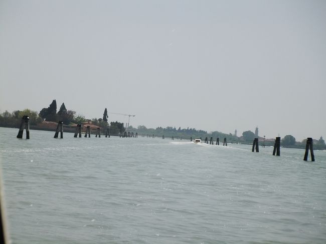 杭の間を船は行き来します。<br />杭からそれると、座礁してしまうそうです。<br />昔は、敵が攻めてくると、杭を抜き敵船を座礁させて、応戦したそうです。