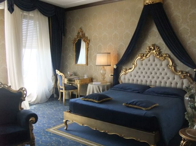 ヴェニスでの宿泊は、Ｈｏｔｅｌ　Ｓａｖｏａ　Ｊａｌａｒｄａ<br />「一番良い部屋だよ」と言われ、たしかに広いしバルコニー付きで素敵なお部屋でした。<br />　