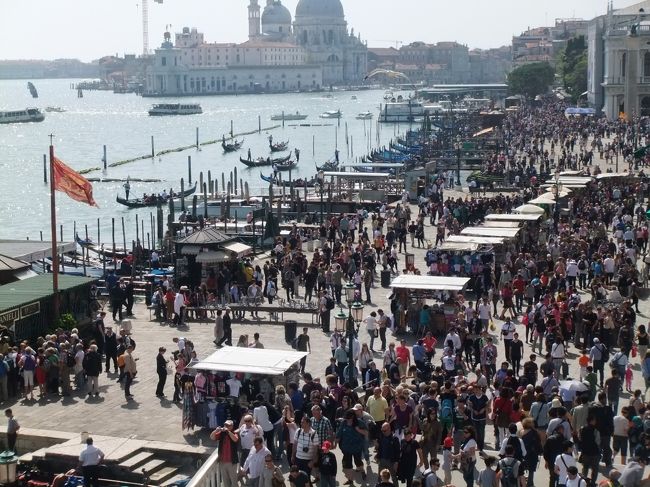 ホテル部屋バルコニーからの眺めです。