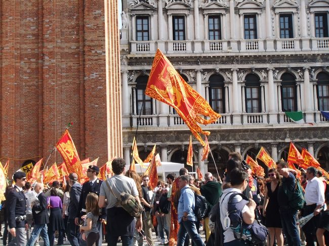 今日は、ヴェニスの休日とかで、街中は大賑わい。