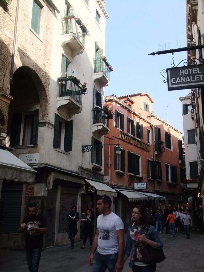 スーツケースはいつ届くか当てにはならないので、<br />とりあえず1日分の着替えを買いに、街中へ。<br />ホテルでデパートを聞き、下着、衣類を購入。<br />道に迷うヴェニスと言われますが、狭い路地に迷いながらの<br />買い物は、地元住人気分でワクワク楽しいものです。<br />